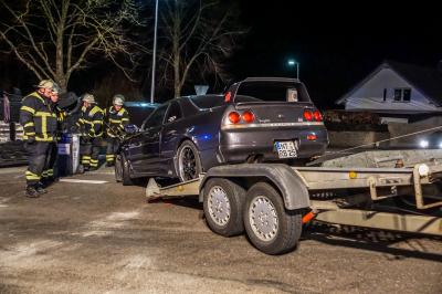 Nuertingen: Schwerer Verkehrsunfall - Eine schwer und zwei leicht verletzte Personen - Nissan Skyline stark beschaedigt - 35.000 Euro Schaden